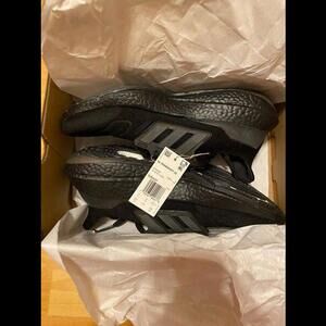 Adidas men ultraboost 22 GZ0127 size 9- black